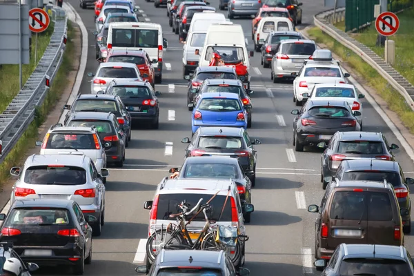 Vue Arrière Embouteillage Des Voitures Alignées Coincées Sur Péage Routier — Photo
