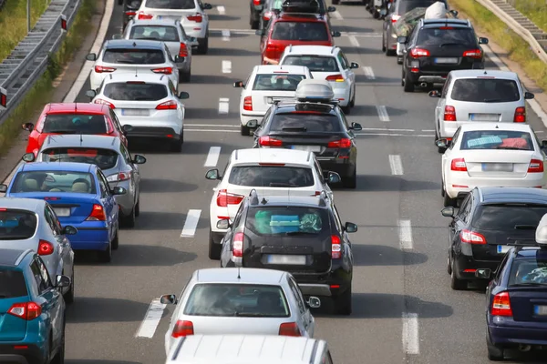 Trafik sıkışıklığı çizgili kadar araçların arka görünümü üzerindeki otoyol otoyol sıkışmış.