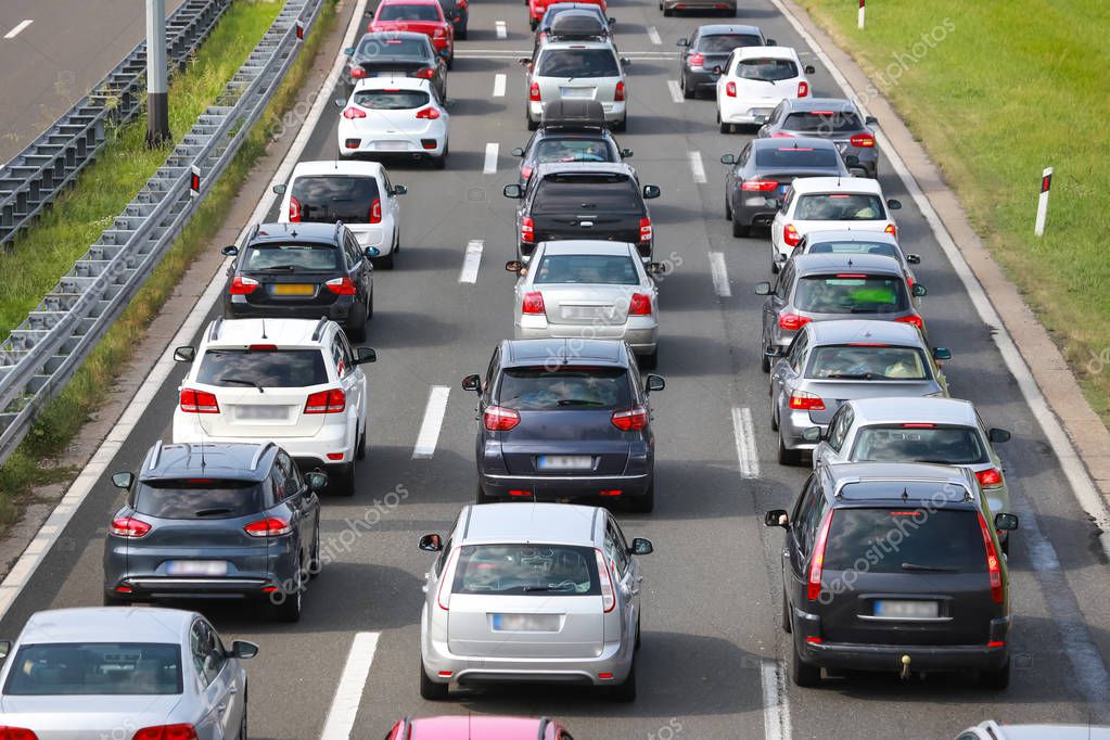 Vista trasera del atasco de tráfico de coches alineados atascados en el
