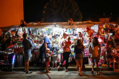 Vukovina, Hırvatistan - 15 Ağustos 2018: insanlar bir stand Vukovina, Hırvatistan bir fuarda lunaparktaki oyuncak ile gezi.