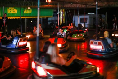 Vukovina, Hırvatistan - 15 Ağustos 2018: insanlar üzerinde Vukovina, Hırvatistan bir fuarda lunaparktaki çarpışan araba sürme.