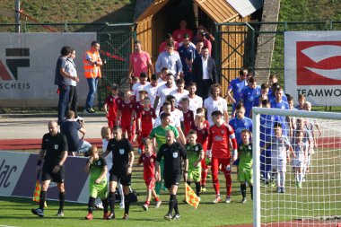 Velika Gorica, Hırvatistan - 15, Eylül 2018: İlk futbol Hırvat Ligi Hrvatski Telekom, Hnk Gorica ve Dinamo Gorica Stadı arasında oyun. Oyuncular sahaya çıkıyor.