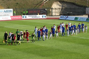 Velika Gorica, Hırvatistan - 15, Eylül 2018: İlk futbol Hırvat Ligi Hrvatski Telekom, Hnk Gorica ve Dinamo Gorica Stadı arasında oyun. Oyuncular sahaya çıkıyor.