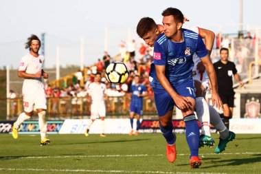 Velika Gorica, Hırvatistan - 15, Eylül 2018: İlk futbol Hırvat Ligi Hrvatski Telekom, Hnk Gorica ve Dinamo Gorica Stadı arasında oyun. Mario Gavranovic vs Aleksandar Jovicic.