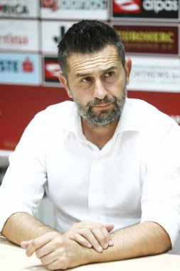 Velika Gorica, Hırvatistan - 15 Eylül 2018: ilk futbol Hırvat Ligi Hrvatski Telekom, Hnk Gorica ve Dinamo Gorica Stadı arasında oyun. Dinamo Nenad Bjelica Teknik Direktörü basın toplantısında.