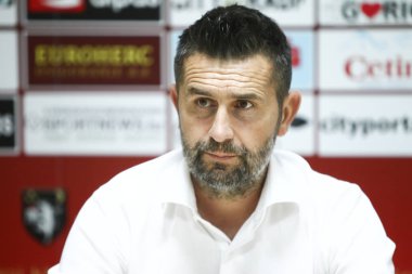 Velika Gorica, Hırvatistan - 15 Eylül 2018: ilk futbol Hırvat Ligi Hrvatski Telekom, Hnk Gorica ve Dinamo Gorica Stadı arasında oyun. Dinamo Nenad Bjelica Teknik Direktörü basın toplantısında.