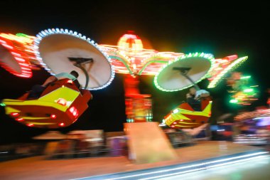 Lunaparktaki ışıklı dönen dairesel aygıt.