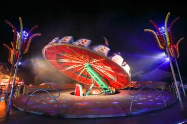 Lunaparktaki ışıklı dönen dairesel aygıt.