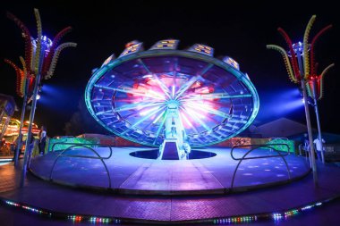 Lunaparktaki ışıklı dönen dairesel aygıt.