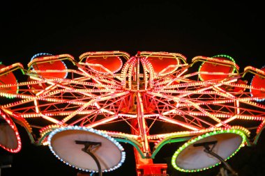 Lunaparktaki ışıklı dönen dairesel aygıt.