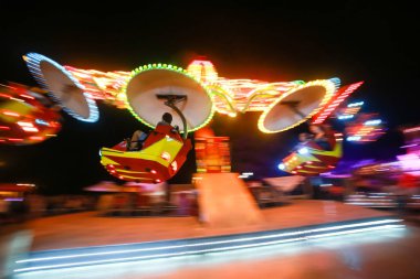 Lunaparktaki ışıklı dönen dairesel aygıt.