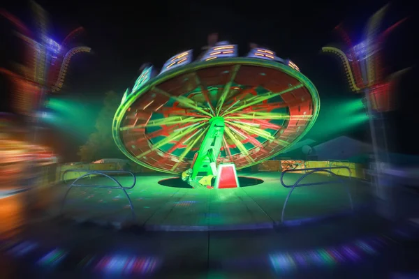 Dispositivo Circular Giratório Iluminado Parque Diversões Com Zoom Efeito — Fotografia de Stock