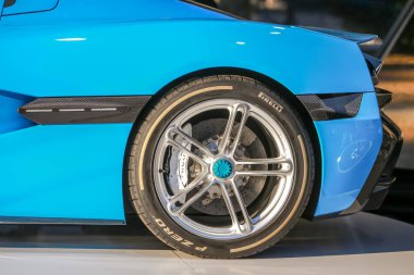  Zagreb, Hırvatistan - 28 Eylül, 2018: Rimac sunu yeni elektrik hypercar C iki model Strossmayer kare. Pirelli P Zero görünümünü arka tekerlek lastikleri.