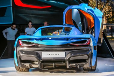  Zagreb, Hırvatistan - 28 Eylül, 2018: Rimac sunu yeni elektrik hypercar C iki model ile Strossmayer kare açık kapı. 