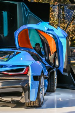  Zagreb, Hırvatistan - 28 Eylül, 2018: Rimac sunu yeni elektrik hypercar C iki model ile Strossmayer kare açık kapı. 