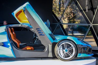 Zagreb, Hırvatistan - 28 Eylül, 2018: Rimac sunu yeni elektrik hypercar C iki model ile Strossmayer kare açık kapı. Arabanın iç tarafında görüntülemek.