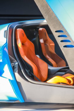  Zagreb, Hırvatistan - 28 Eylül, 2018: Rimac sunu yeni elektrik hypercar C iki model ile Strossmayer kare açık kapı. Arabanın iç tarafında görüntülemek.