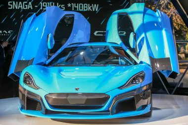  Zagreb, Hırvatistan - 28 Eylül, 2018: Rimac sunu yeni elektrik hypercar C iki model ile Strossmayer kare açık kapı. 