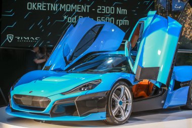  Zagreb, Hırvatistan - 28 Eylül, 2018: Rimac sunu yeni elektrik hypercar C iki model ile Strossmayer kare açık kapı. 