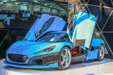  Zagreb, Hırvatistan - 28 Eylül, 2018: Rimac sunu yeni elektrik hypercar C iki model ile Strossmayer kare açık kapı. 
