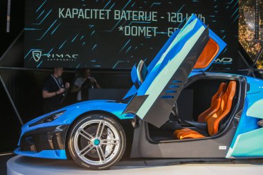  Zagreb, Hırvatistan - 28 Eylül, 2018: Rimac sunu yeni elektrik hypercar C iki model ile Strossmayer kare açık kapı. Arabanın iç tarafında görüntülemek.