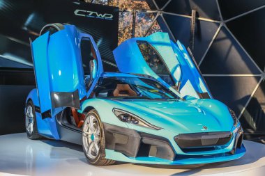  Zagreb, Hırvatistan - 28 Eylül, 2018: Rimac sunu yeni elektrik hypercar C iki model ile Strossmayer kare açık kapı. 