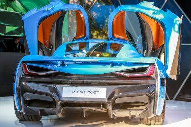  Zagreb, Hırvatistan - 28 Eylül, 2018: Rimac sunu yeni elektrik hypercar C iki model ile Strossmayer kare açık kapı. 