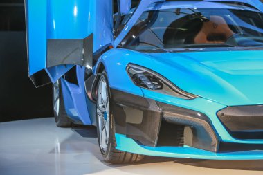  Zagreb, Hırvatistan - 28 Eylül, 2018: Rimac sunu yeni elektrik hypercar C iki model ile Strossmayer kare açık kapı. 