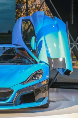  Zagreb, Hırvatistan - 28 Eylül, 2018: Rimac sunu yeni elektrik hypercar C iki model ile Strossmayer kare açık kapı. 