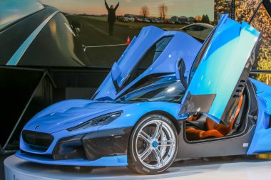  Zagreb, Hırvatistan - 28 Eylül, 2018: Rimac sunu yeni elektrik hypercar C iki model ile Strossmayer kare açık kapı. 