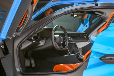  Zagreb, Hırvatistan - 28 Eylül, 2018: Rimac sunu yeni elektrik hypercar C iki model ile Strossmayer kare açık kapı. Arabanın iç tarafında görüntülemek.