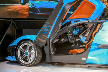  Zagreb, Hırvatistan - 28 Eylül, 2018: Rimac sunu yeni elektrik hypercar C iki model ile Strossmayer kare açık kapı. Arabanın iç tarafında görüntülemek.