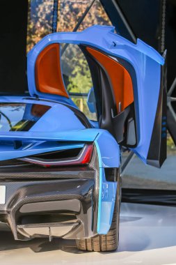  Zagreb, Hırvatistan - 28 Eylül, 2018: Rimac sunu yeni elektrik hypercar C iki model ile Strossmayer kare açık kapı. 