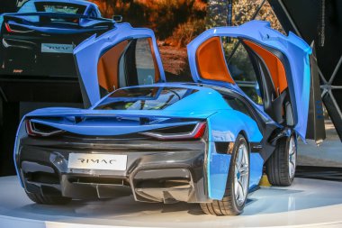  Zagreb, Hırvatistan - 28 Eylül, 2018: Rimac sunu yeni elektrik hypercar C iki model ile Strossmayer kare açık kapı. 