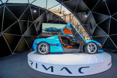  Zagreb, Hırvatistan - 28 Eylül, 2018: Rimac sunu yeni elektrik hypercar C iki model ile Strossmayer kare açık kapı. 