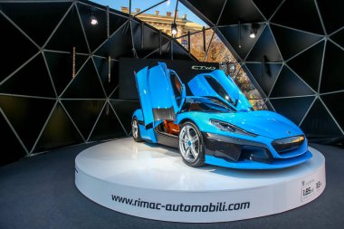  Zagreb, Hırvatistan - 28 Eylül, 2018: Rimac sunu yeni elektrik hypercar C iki model ile Strossmayer kare açık kapı. 