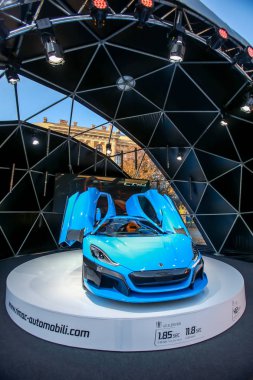  Zagreb, Hırvatistan - 28 Eylül, 2018: Rimac sunu yeni elektrik hypercar C iki model ile Strossmayer kare açık kapı. 