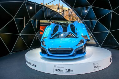  Zagreb, Hırvatistan - 28 Eylül, 2018: Rimac sunu yeni elektrik hypercar C iki model ile Strossmayer kare açık kapı. 