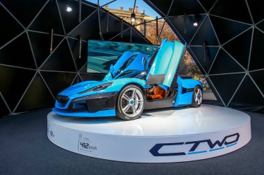  Zagreb, Hırvatistan - 28 Eylül, 2018: Rimac sunu yeni elektrik hypercar C iki model ile Strossmayer kare açık kapı. 