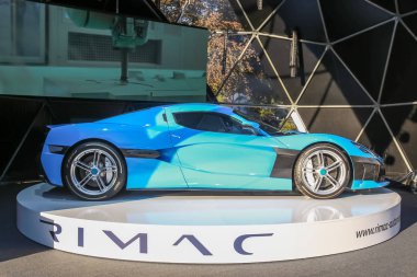 Zagreb, Hırvatistan - 28 Eylül, 2018: Rimac sunu yeni elektrik hypercar C iki model Strossmayer kare.