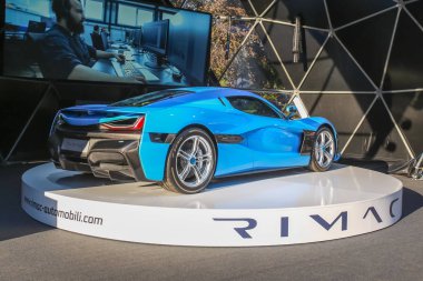 Zagreb, Hırvatistan - 28 Eylül, 2018: Rimac sunu yeni elektrik hypercar C iki model Strossmayer kare.