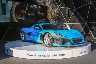 Zagreb, Hırvatistan - 28 Eylül, 2018: Rimac sunu yeni elektrik hypercar C iki model Strossmayer kare.