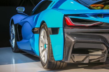  Zagreb, Hırvatistan - 28 Eylül, 2018: Rimac sunu yeni elektrik hypercar C iki model Strossmayer kare. Arka ışıklar görünümünü araba.