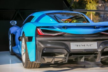  Zagreb, Hırvatistan - 28 Eylül, 2018: Rimac sunu yeni elektrik hypercar C iki model Strossmayer kare. Arka ışıklar görünümünü araba.