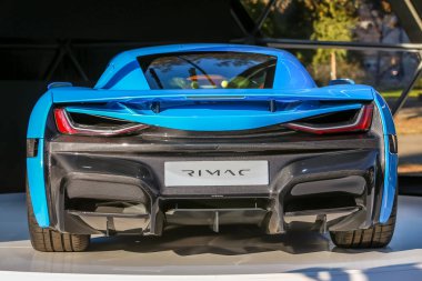  Zagreb, Hırvatistan - 28 Eylül, 2018: Rimac sunu yeni elektrik hypercar C iki model Strossmayer kare. Arka ışıklar görünümünü araba.