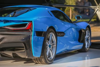  Zagreb, Hırvatistan - 28 Eylül, 2018: Rimac sunu yeni elektrik hypercar C iki model Strossmayer kare. Arka ışıklar görünümünü araba.