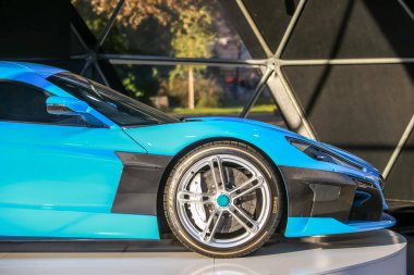  Zagreb, Hırvatistan - 28 Eylül, 2018: Rimac sunu yeni elektrik hypercar C iki model Strossmayer kare. Pirelli P Zero görünümünü ön tekerlek lastikleri.