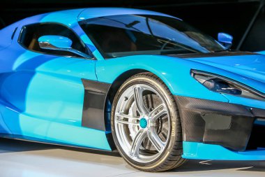  Zagreb, Hırvatistan - 28 Eylül, 2018: Rimac sunu yeni elektrik hypercar C iki model Strossmayer kare. Pirelli P Zero görünümünü ön tekerlek lastikleri.