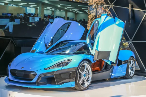  Zagreb, Hırvatistan - 28 Eylül, 2018: Rimac sunu yeni elektrik hypercar C iki model ile Strossmayer kare açık kapı. 