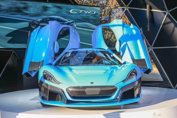  Zagreb, Hırvatistan - 28 Eylül, 2018: Rimac sunu yeni elektrik hypercar C iki model ile Strossmayer kare açık kapı. 